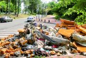 北岭路垃圾山煞风景 城管称将追究倾倒垃圾人法律责任