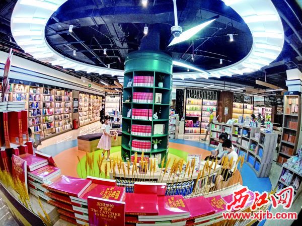 市民在肇慶市新華書店四閱店看書。 西江日報記者 梁小明 攝