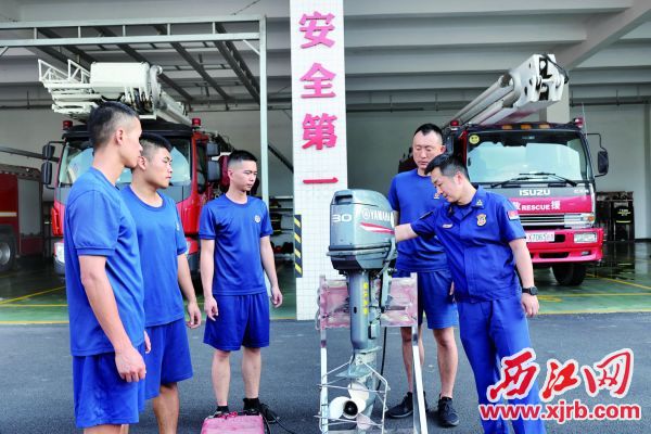 邰昌明（右一）对消防员的日常训练进行指导。受访者供图