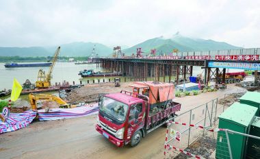 杨梅西江特大桥项目积极应对强降水