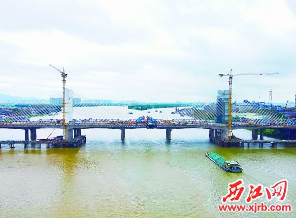东进大道三期工程马房特大桥首个合龙段合龙。 西江日报通讯员 任伟 摄