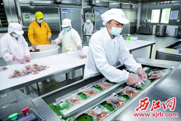 肇庆高新区得宝食品公司工人在生产预制菜。 西江日报记者 梁小明 摄