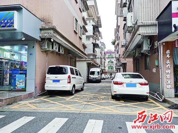 5月14日，端州區翠星路7巷里的消防通道被小車占用。西江日報記者 戴福鈿 攝