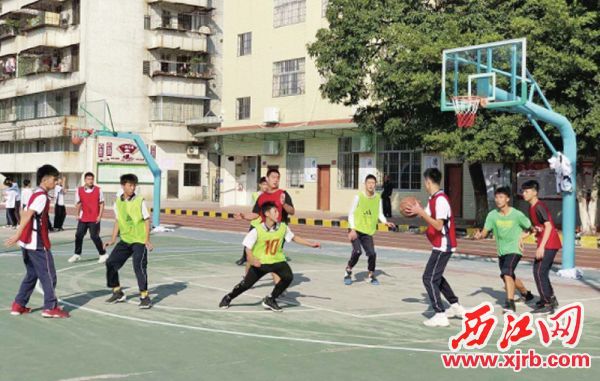 高要區南岸初級中學學生在打籃球。 受訪單位供圖
