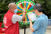 肇庆城管人走进社区，与居民玩起了“游戏”……