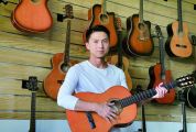 四会市华风乐器有限公司负责人潘海涛 一把吉他“弹出”5000万产值
