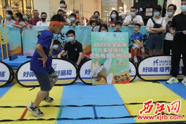 在鼎湖分會場，孩子們參加“環保小飛俠”運動體能挑戰。 通訊員供圖