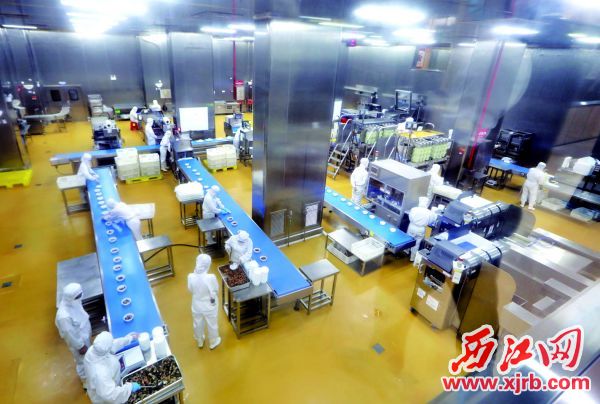 蒸燴煮（國際）食品集團先進的生產線。 西江日報記者 劉春林 攝