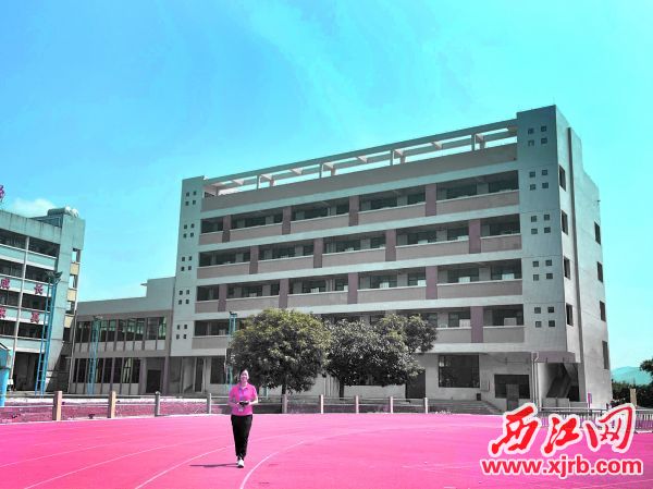 高要區白土鎮初級中學新建的宿舍樓和飯堂。 西江日報記者 夏紫怡 攝