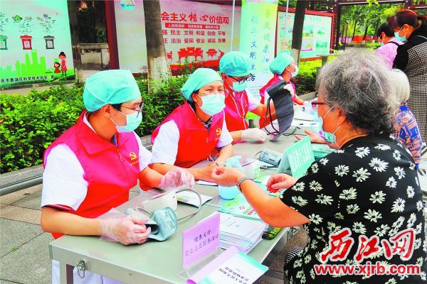 鼎湖区党员志愿者开展健康义诊服务活动。受访单位供图