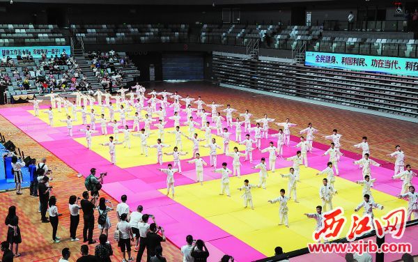 2022年肇慶市“全民健身日”啟動儀式后學生們進行柔道操表演。
