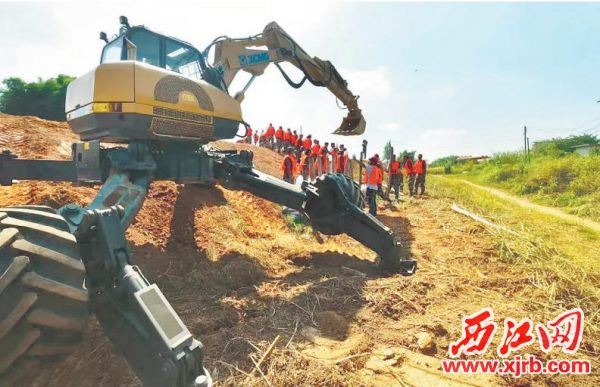 “鋼鐵螳螂”步履式挖掘機用于應急救援。 西江日報通訊員 賴小琴 攝