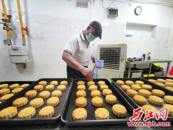 南苑食品工作人员正在制作月饼。