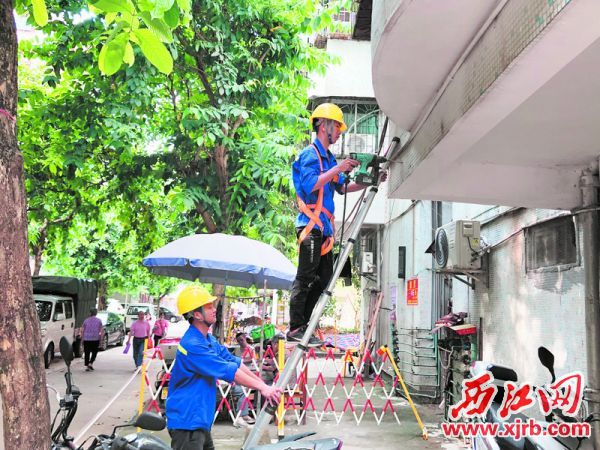 燃气公司技术人员正在更新改造老旧管网。 西江日报记者 杨乐祺 摄