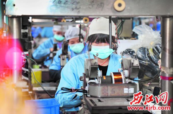 广东四会互感器厂有限公司工人在车间加紧生产。 西江日报记者 梁小明 摄