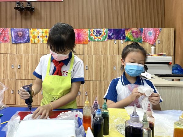 四小下瑤校區學生正在進行扎染手工 西江日報記者 吳映霖 攝
