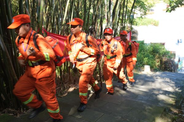 森林消防队伍在鼎湖山巡逻 西江日报记者 林琳 摄3
