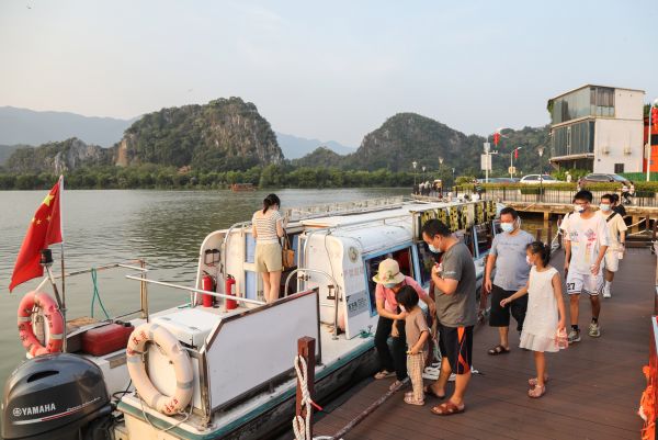 图3  国庆假期，市民游客有序乘座星湖“水上公交”。西江日报记者  梁小明  摄