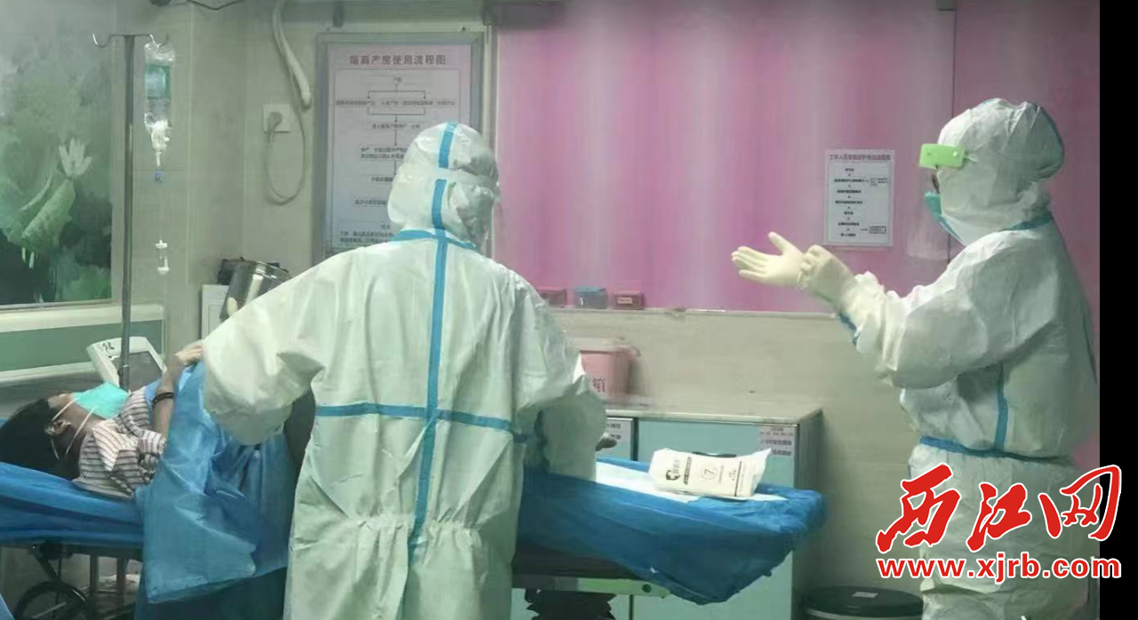 端州区妇幼保健院医生在产科隔离房帮助产妇顺利分娩。通讯员供图