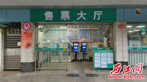 城东粤运汽车站进站口，原本粘贴在大门两侧的场所码已经不在。 记者 岑永龙 摄