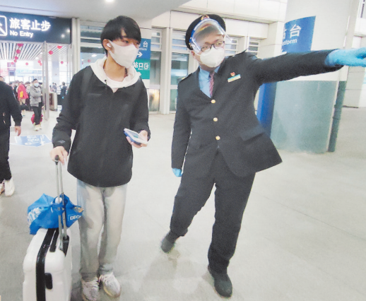 在肇庆东站，工作人员在为旅客指引进站路线。