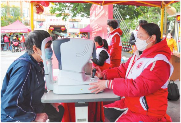 1月15日，志愿者现场为群众进行眼科义诊。 西江日报记者 梁小明 摄