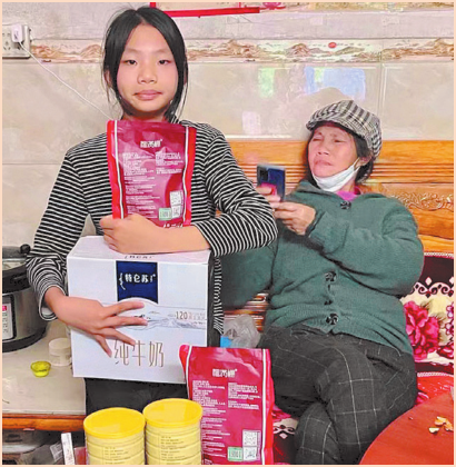 市民杨海给父母和女儿带回牛奶和
奶粉，可增加营养，提高免疫力。