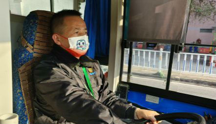 公交车司机戴桂全。 记者 岑永龙 摄