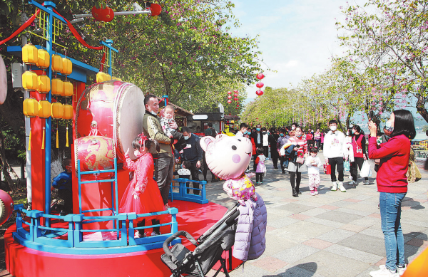 兔年首日，在紫荆西堤文创街区，人们穿着新衣迎祥纳福、拍照游玩，