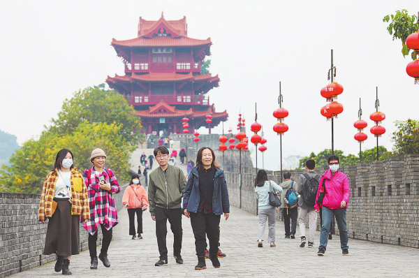 昨日，肇庆“古十景”宋城揽古上大红灯笼高高挂，吸引众多市民游客