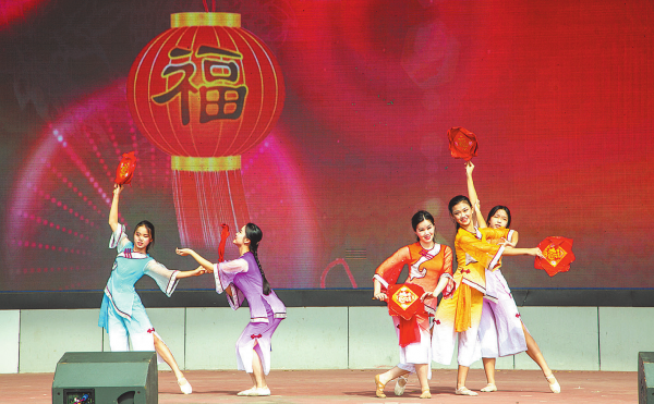 启航新征程 幸福万年长—2023年贺新春文艺演出在肇庆市牌坊大舞台举行。