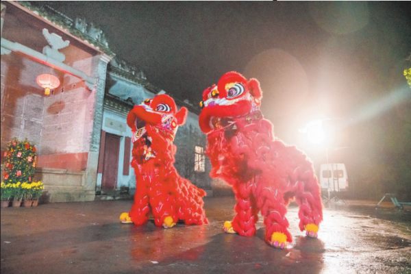 《瑞鶴歸》中陳氏宗祠前的舞獅表演。河南衛視供圖