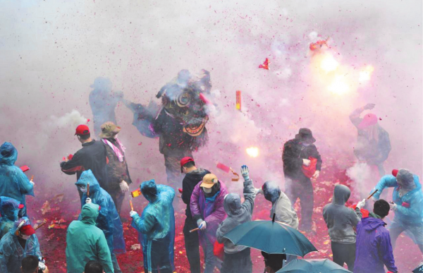闻名西江流域的民俗活动——“炮仗攻狮子”是德庆闹元宵活动的重头戏。 西江日报通讯员 岑瑞青 摄