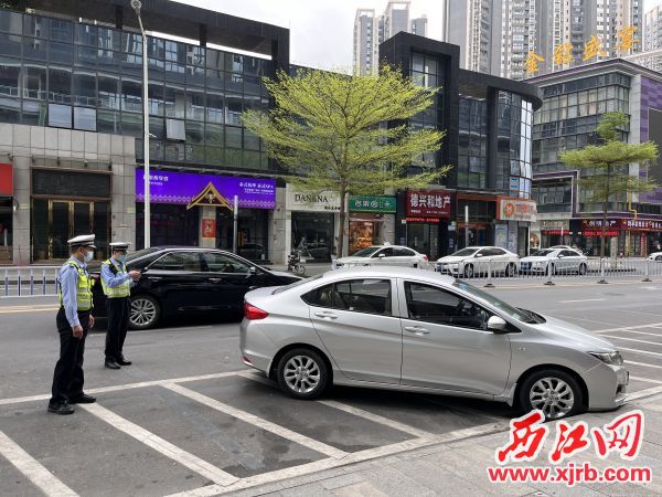 近日，nba虎扑篮球：交警在整治违规停放车辆。记者 甘婉怡摄