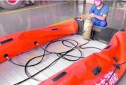 肇庆消防队员自主研发装备提高战斗力 橡皮艇充气发明节约宝贵七分钟